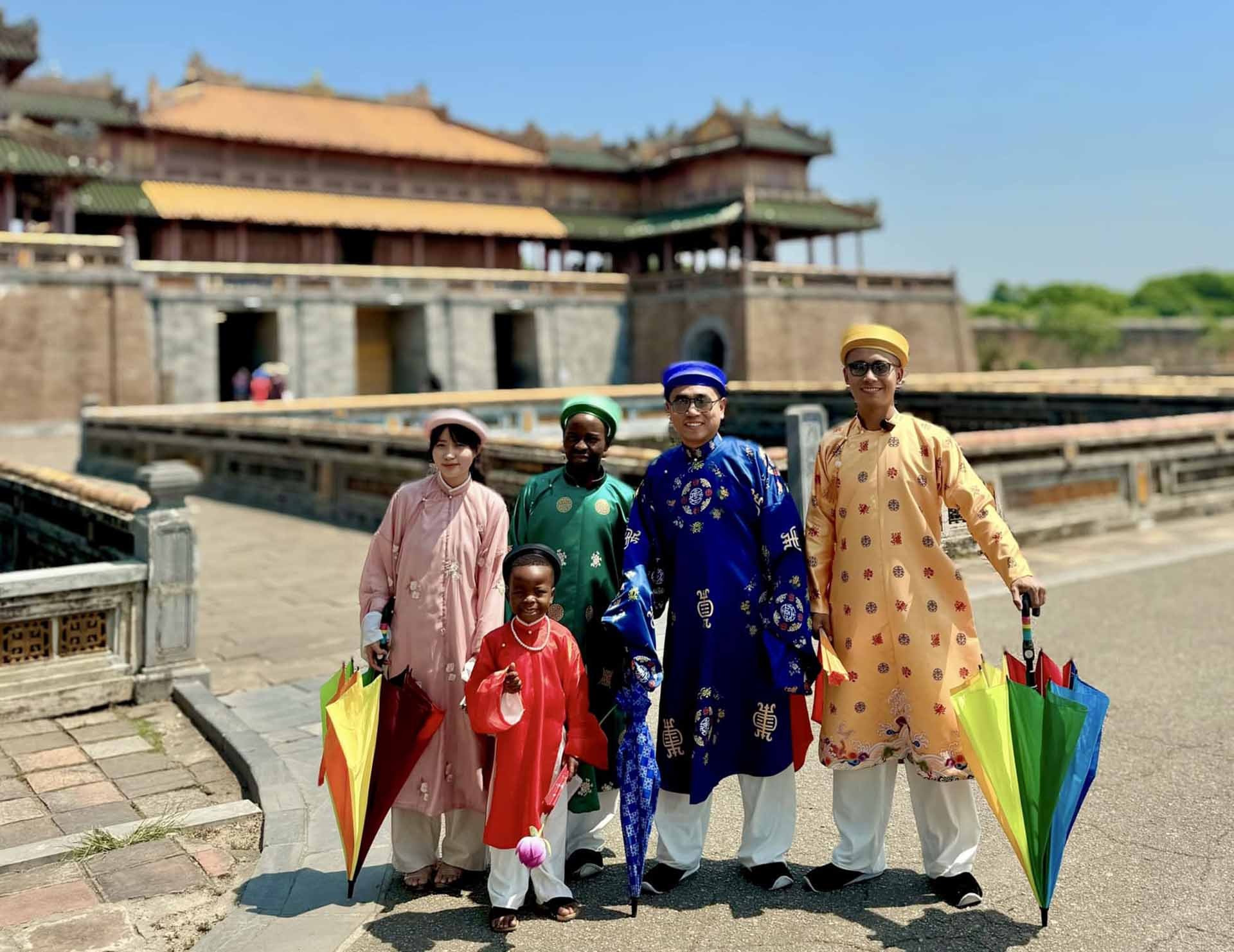 Quang Linh và Team châu Phi trong chuyến về Việt Nam. (Ảnh: NVCC)