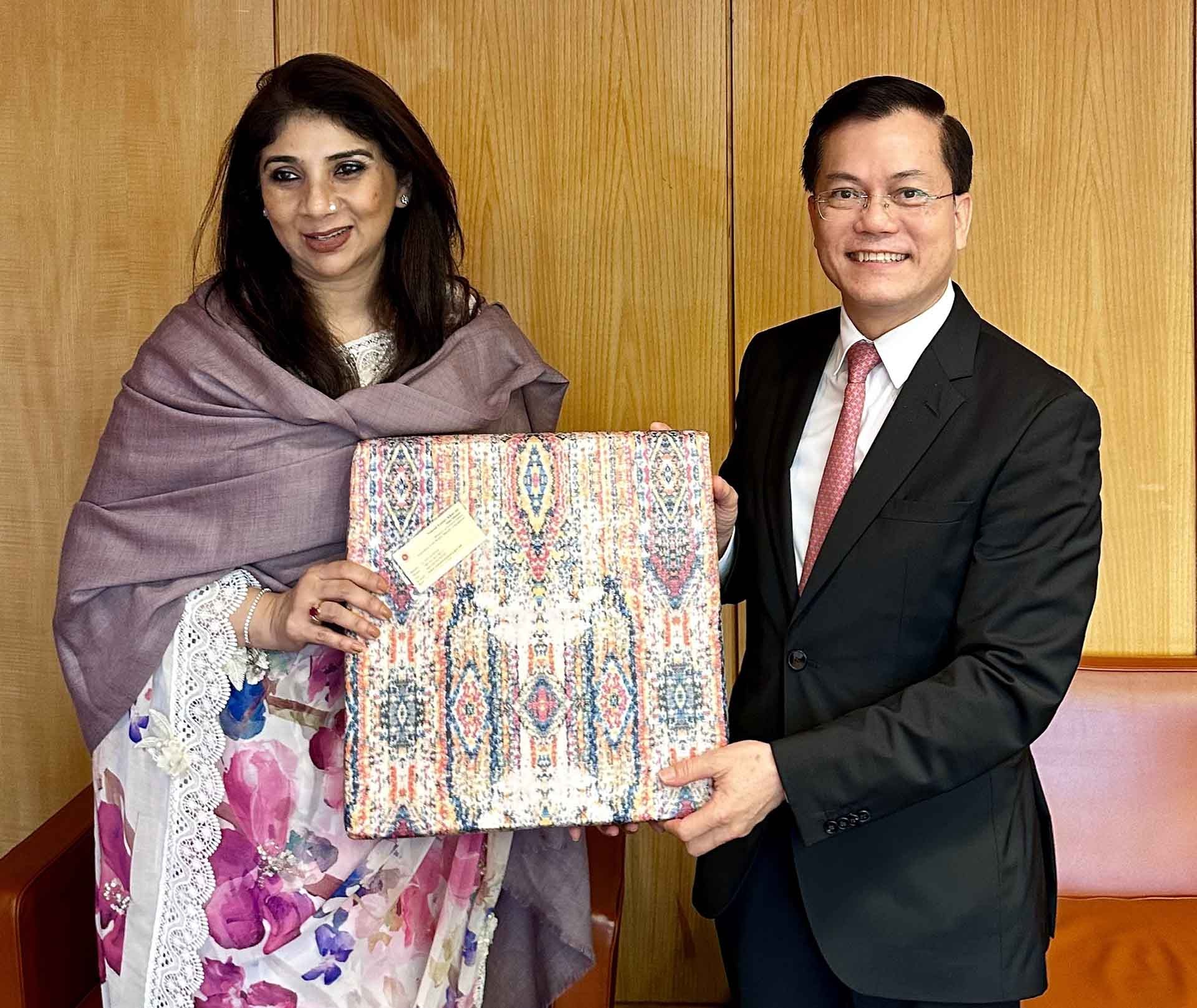 Việt Nam tăng cường hợp tác song phương với UNESCO và các quốc gia thành viên