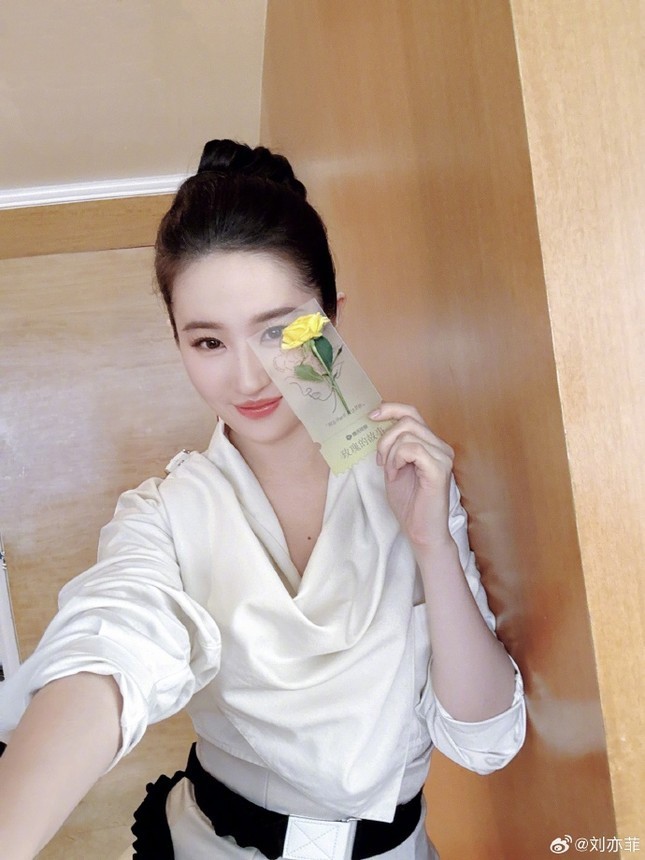 Lưu Diệc Phi gây sốt bởi nhan sắc và phong cách ấn tượng