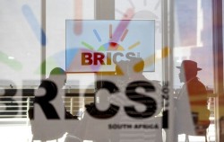 Nga nói BRICS đang rời khỏi không gian bị đồng USD thống trị; thêm một nước hoàn tất tích hợp hệ thống thanh toán Mir