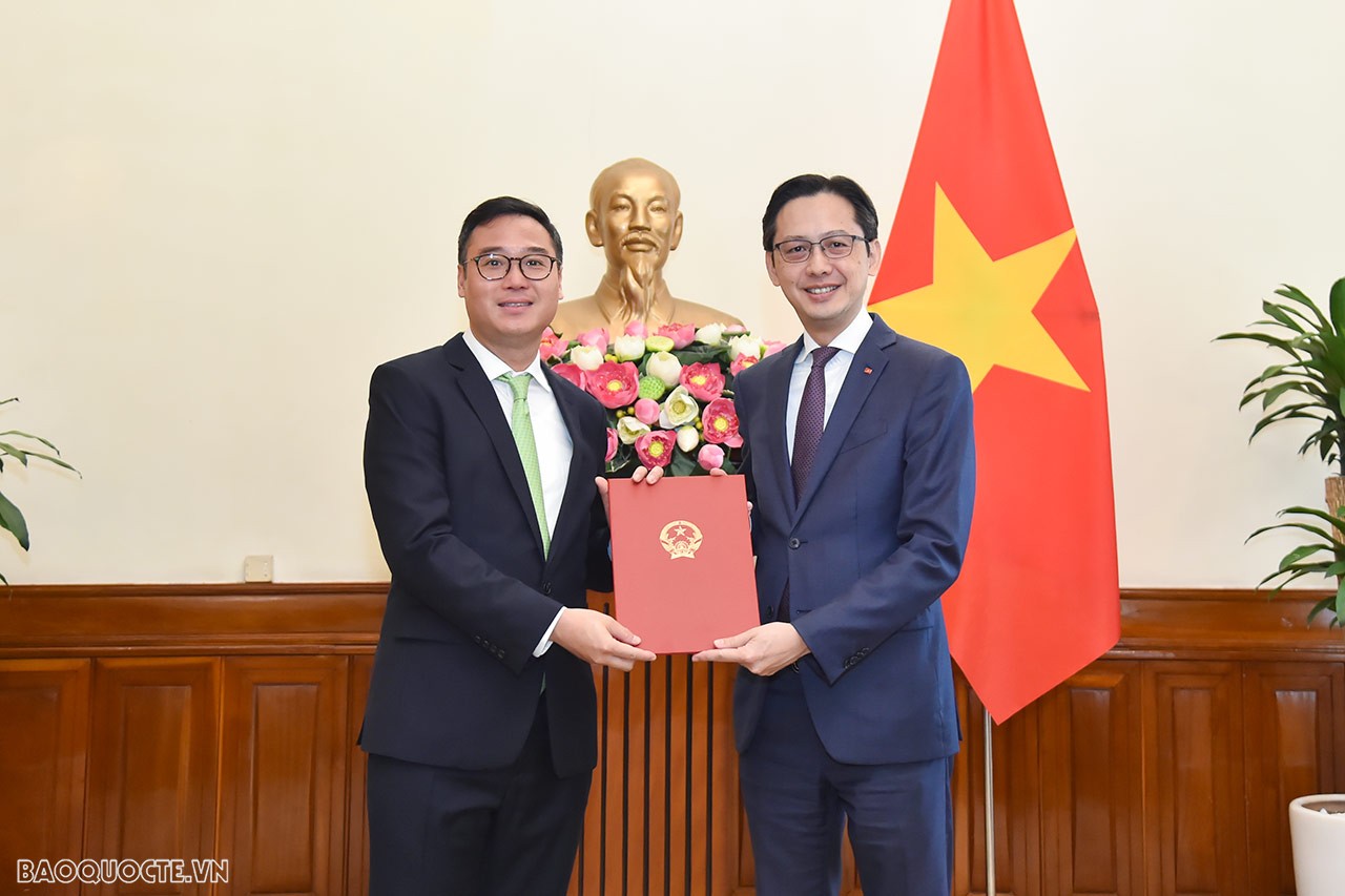 Thứ trưởng Ngoại giao Đỗ Hùng Việt trao quyết định tiếp nhận và điều động ông Ngô Toàn Thắng, nguyên Đại sứ Việt Nam tại Kuwait, kết thúc nhiệm kỳ về nước, giữ chức Phó Vụ trưởng, Phó Chánh Văn phòng Bộ Ngoại giao.