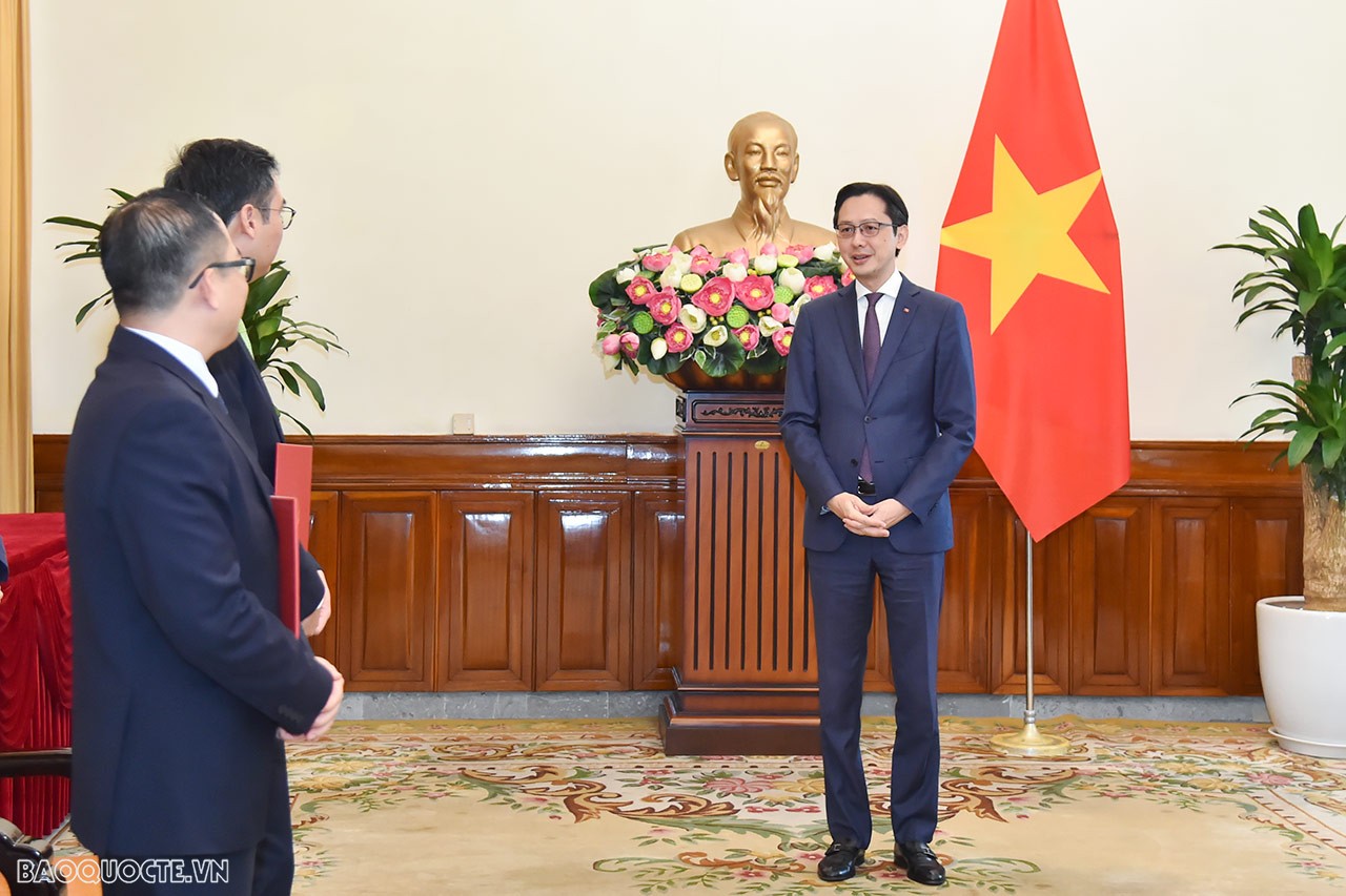 Chúc mừng các cán bộ vừa nhận quyết định, Thứ trưởng Ngoại giao Đỗ Hùng Việt khẳng định, đây là sự tin tưởng của Ban Cán sự Đảng Bộ, Lãnh đạo Bộ đối với các cán bộ đã hoàn thành xuất sắc nhiệm vụ công tác tại cơ quan đại diện cũng như tại đơn vị công tác.