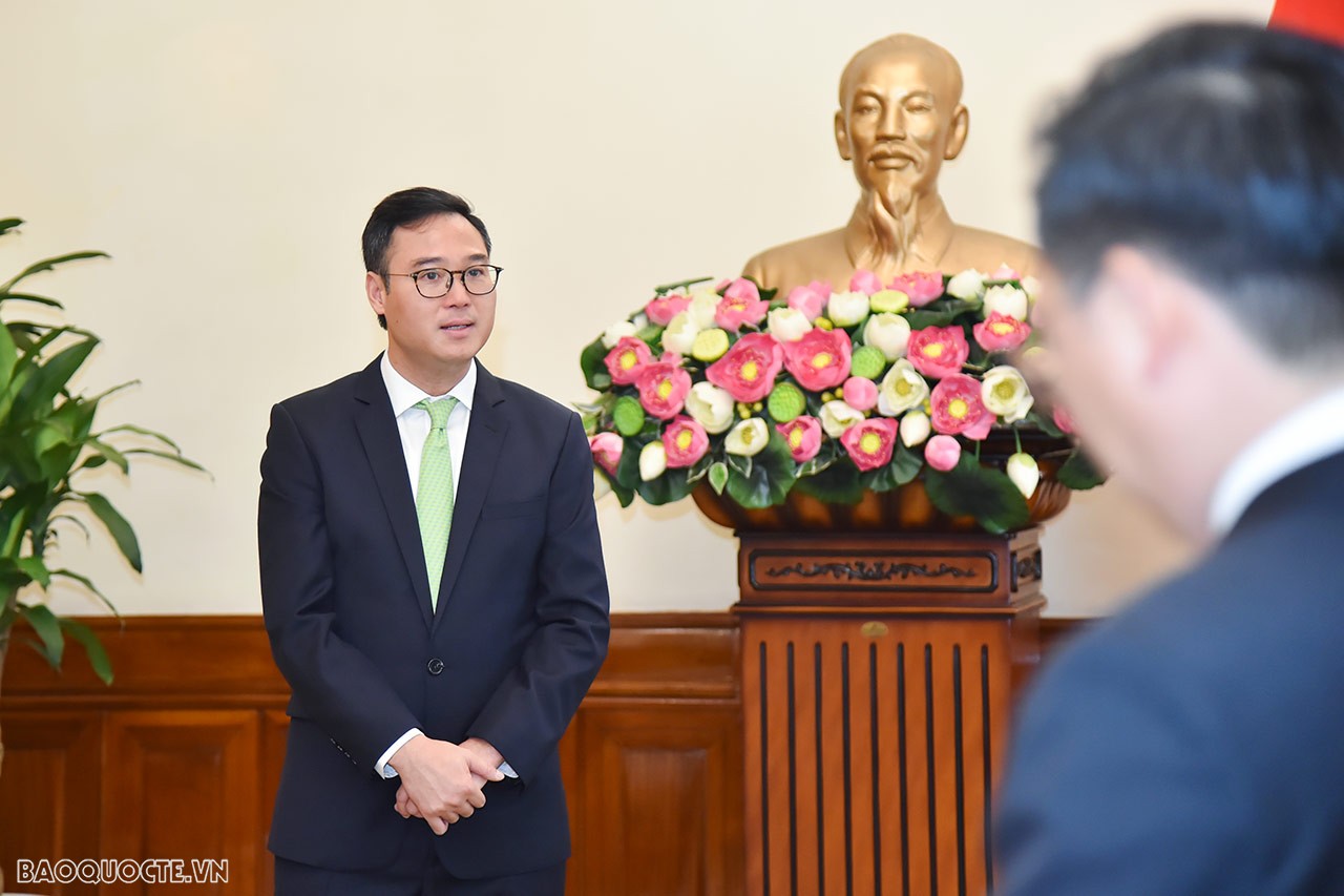 Bộ Ngoại giao trao quyết định bổ nhiệm Phó Chánh Văn phòng Bộ và Phó Viện trưởng, Viện Biển Đông