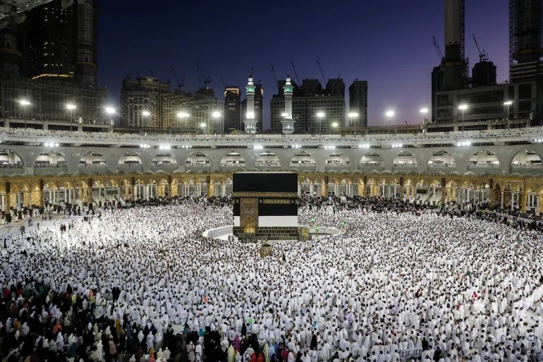 Bất chấp nắng nóng khắc nghiệt, hơn 1 triệu tín đồ Hồi giáo đến thánh địa Mecca cho lễ hành hương Hajj Bất chấp nắng nóng khắc nghiệt, hơn 1 triệu tín đồ Hồi giáo đến thánh địa Mecca cho lễ hành hương Hajj