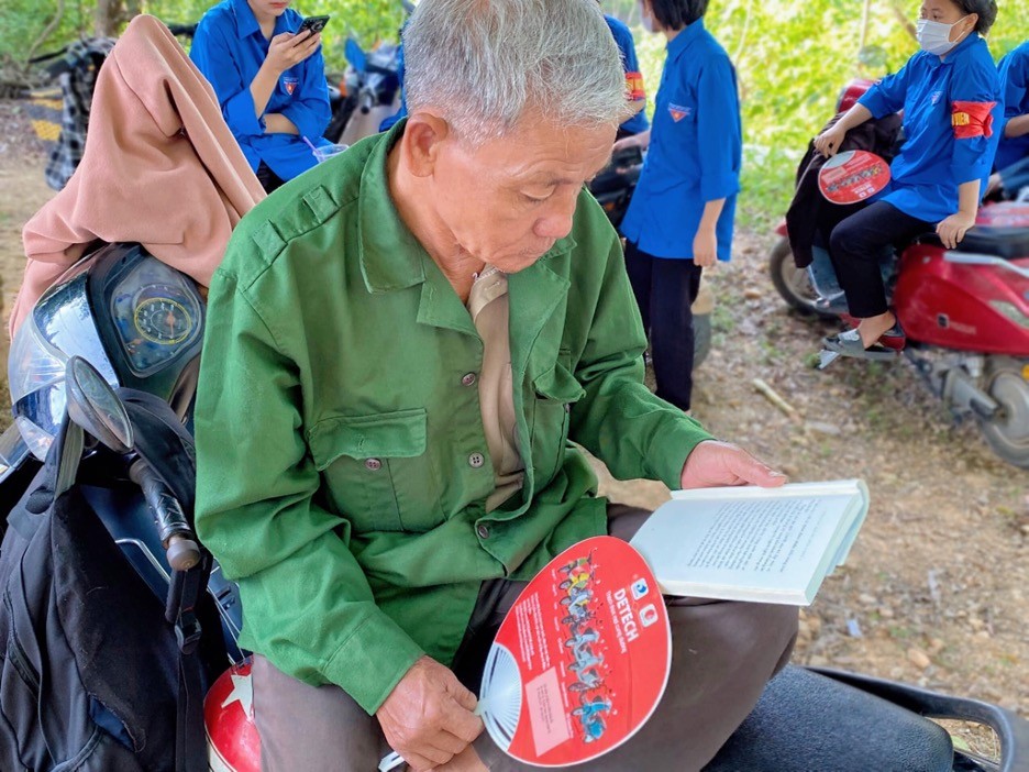 Cụ ông 60 tuổi đọc sách trong lúc chờ cháu làm bài thi. Cụ ông 60 tuổi đọc sách trong lúc chờ cháu làm bài thi.