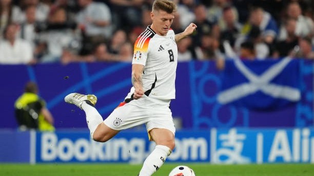Choáng với kĩ năng chuyền bóng của Toni Kroos
