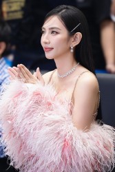 Sao Việt: Hoa hậu Thùy Tiên khoe nhan sắc cuốn hút, Lương Thu Trang đăng ảnh gợi cảm