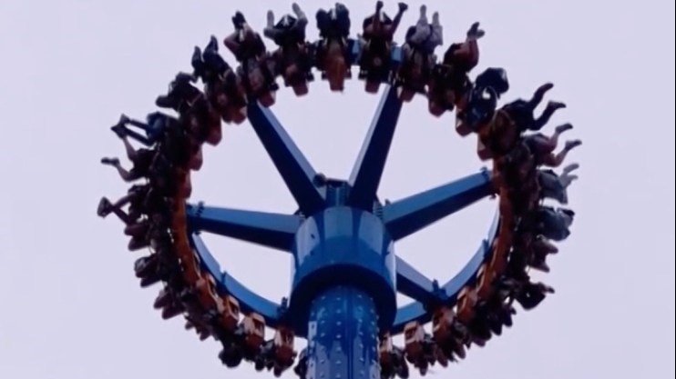 Mỹ giải cứu 30 người bị treo ngược trên cao tại một công viên giải trí 'hơn 100 tuổi'