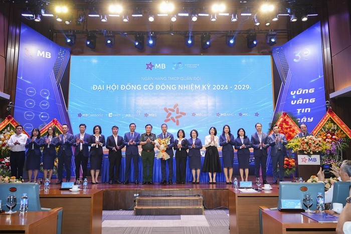 Các đại biểu chụp ảnh lưu niệm tại Đại hội đồng cổ đông của MB. Các đại biểu chụp ảnh lưu niệm tại Đại hội đồng cổ đông của MB.