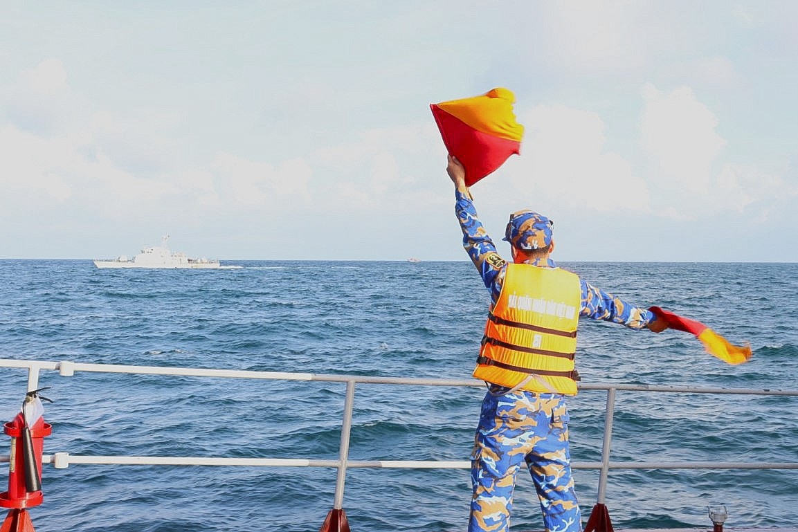 Hải quân hai nước huấn luyện sử dụng cờ tay. (Ảnh: Định Dũng) Hải quân hai nước huấn luyện sử dụng cờ tay. (Ảnh: Định Dũng)