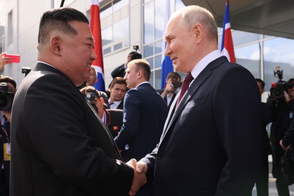 Tổng thống Nga Vladimir Putin và nhà lãnh đạo Triều Tiên Kim Jong Un trong cuộc gặp vào tháng 9 năm ngoái tại Sân bay vũ trụ Vostochny của Nga [Mikhail Metzel, Sputnik, Kremlin Pool Photo via AP) Tổng thống Nga Vladimir Putin và nhà lãnh đạo Triều Tiên Kim Jong Un trong cuộc gặp vào tháng 9 năm ngoái tại Sân bay vũ trụ Vostochny của Nga [Mikhail Metzel, Sputnik, Kremlin Pool Photo via AP)