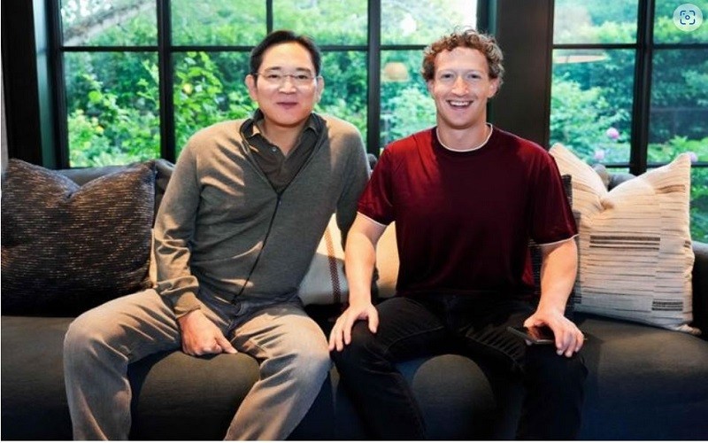 Chủ tịch Samsung Electronics Lee Jae Yong (trái) bất ngờ đến thăm nhà CEO Meta Mark Zuckerberg tại Mỹ (Ảnh: Samsung) Chủ tịch Samsung Electronics Lee Jae Yong (trái) bất ngờ đến thăm nhà CEO Meta Mark Zuckerberg tại Mỹ (Ảnh: Samsung)