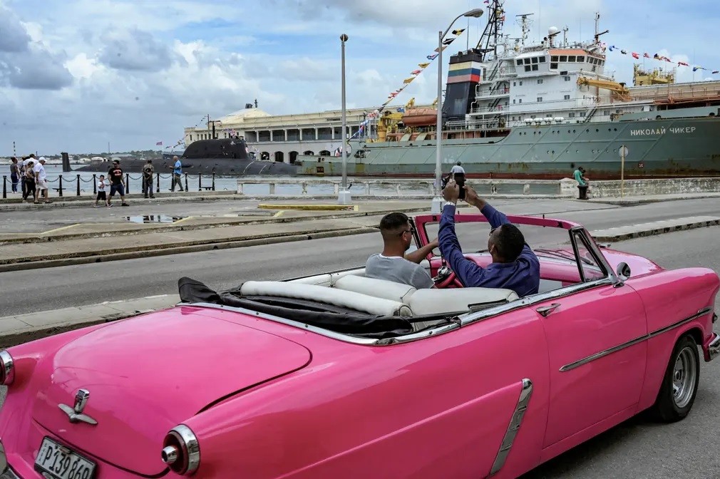 Ảnh ấn tượng (10 16/6): Lý do ông Putin nói không đóng băng xung đột, hội nghị hòa bình Ukraine ra tuyên bố chung, tàu ngầm Nga tới Cuba