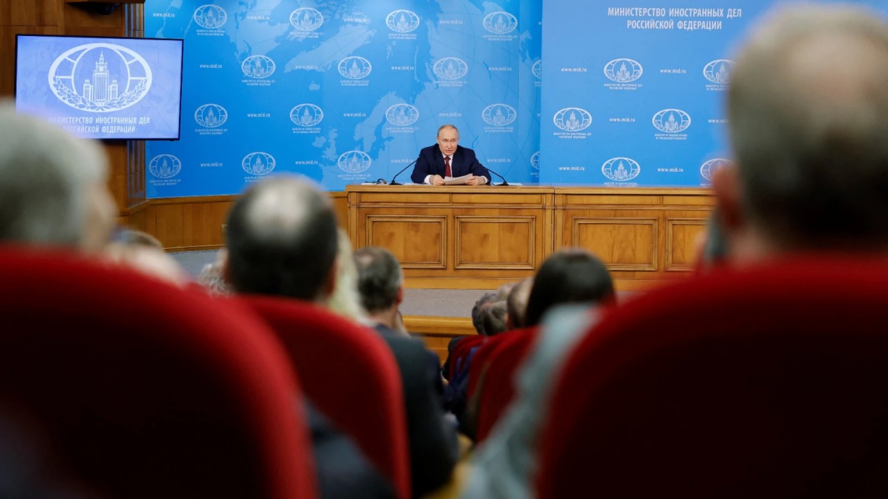 Ảnh ấn tượng (10-16/6): Lý do ông Putin nói không đóng băng xung đột, hành động của BRICS tại hội nghị hòa bình Ukraine, tàu ngầm Nga tới Cuba