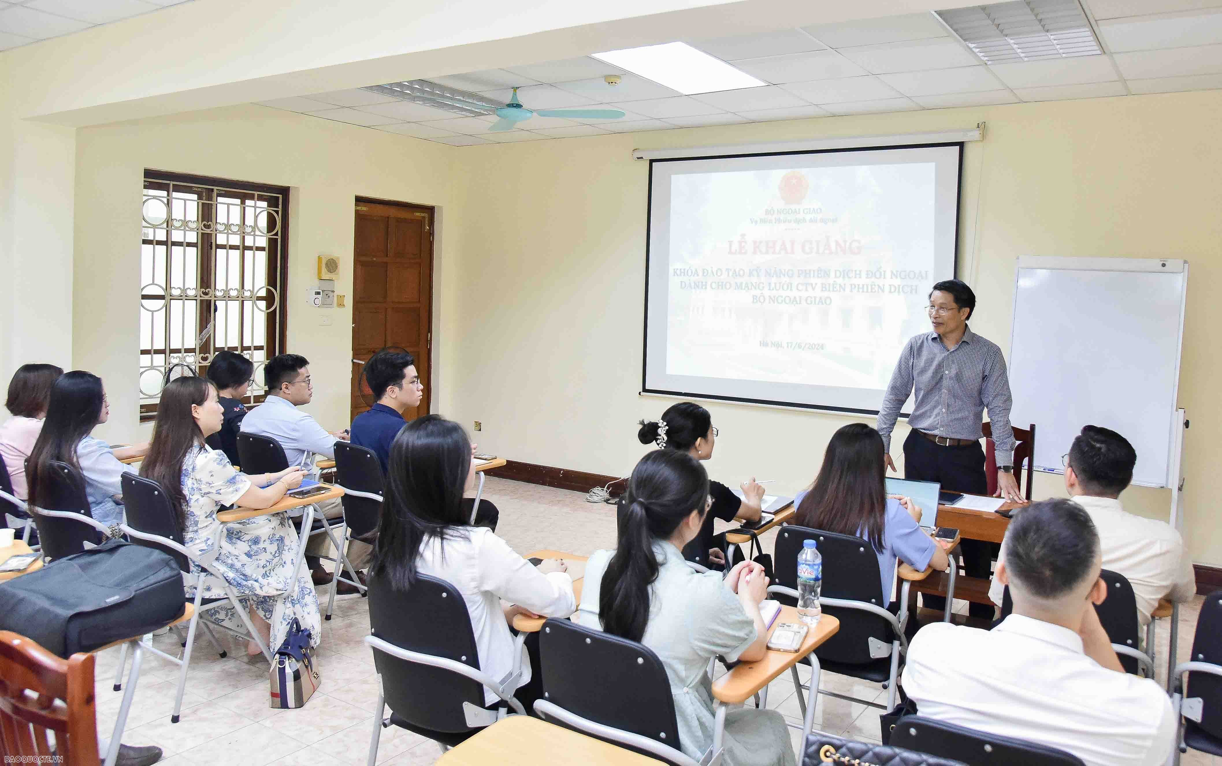 Khai mạc khóa đào tạo kỹ năng phiên dịch đối ngoại dành cho cộng tác viên của Bộ Ngoại giao Khai mạc khóa đào tạo kỹ năng phiên dịch đối ngoại dành cho cộng tác viên của Bộ Ngoại giao