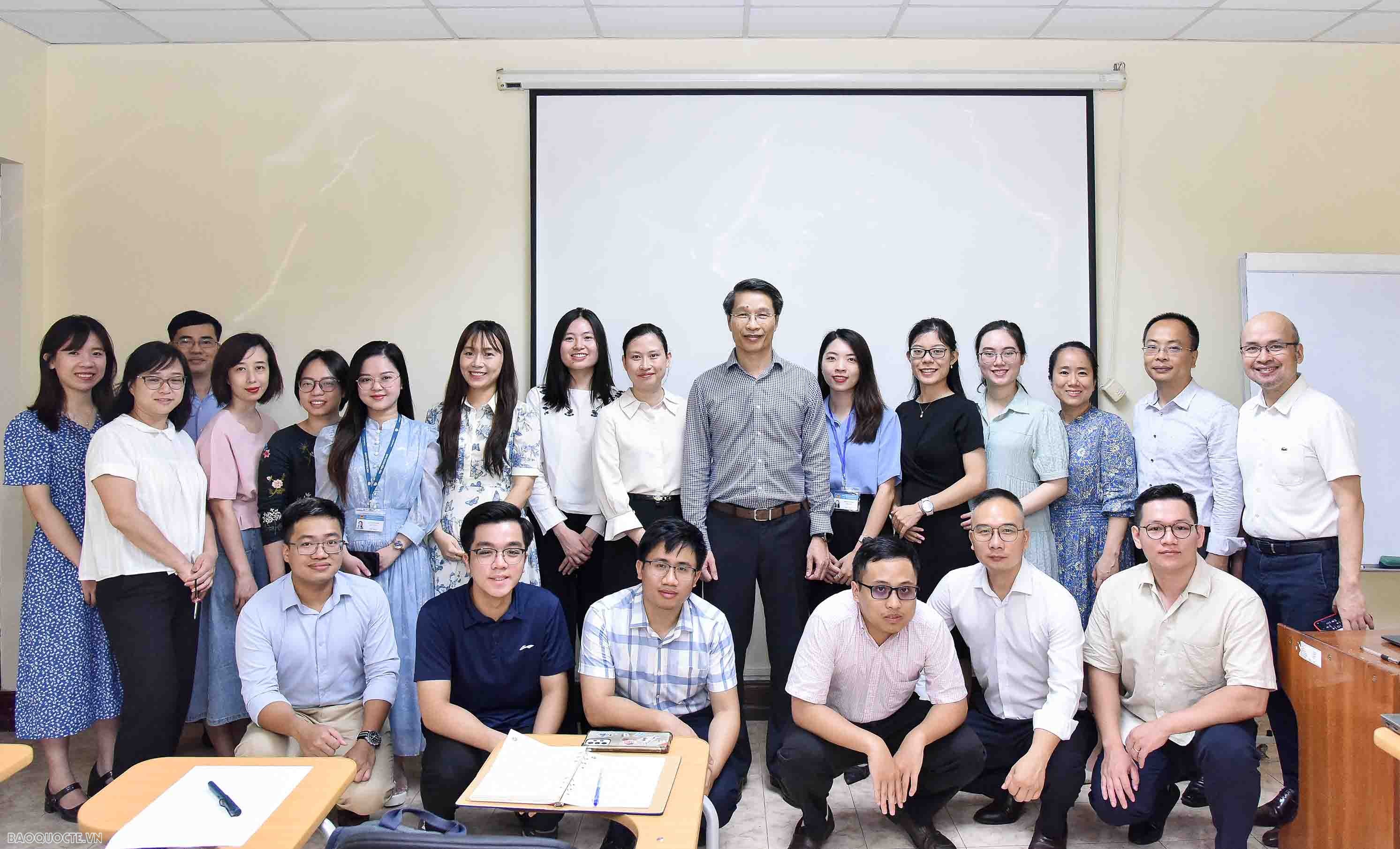 Khai mạc khóa đào tạo kỹ năng phiên dịch đối ngoại dành cho cộng tác viên của Bộ Ngoại giao Khai mạc khóa đào tạo kỹ năng phiên dịch đối ngoại dành cho cộng tác viên của Bộ Ngoại giao