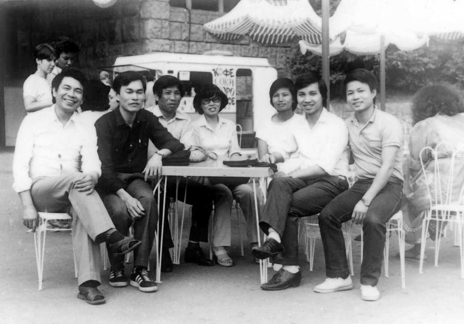 Đại sứ Ngô Đức Mạnh cùng các anh chị nghiên cứu sinh trường MGU trong một chuyến thăm quan.