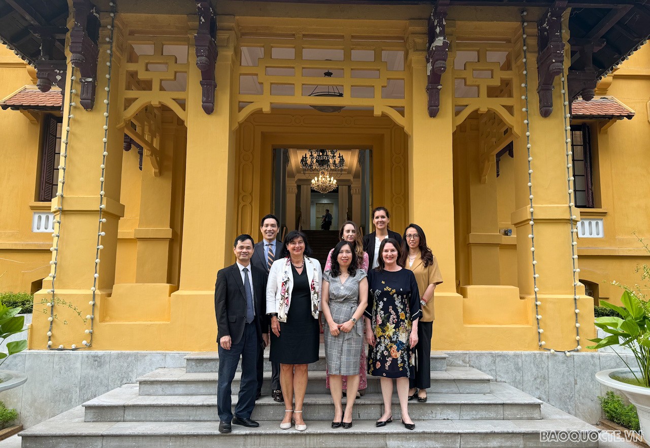 undefined Thứ trưởng Ngoại giao Lê Thị Thu Hằng tiếp Tổng Thư ký Bộ Ngoại giao và các vấn đề châu Âu Slovenia