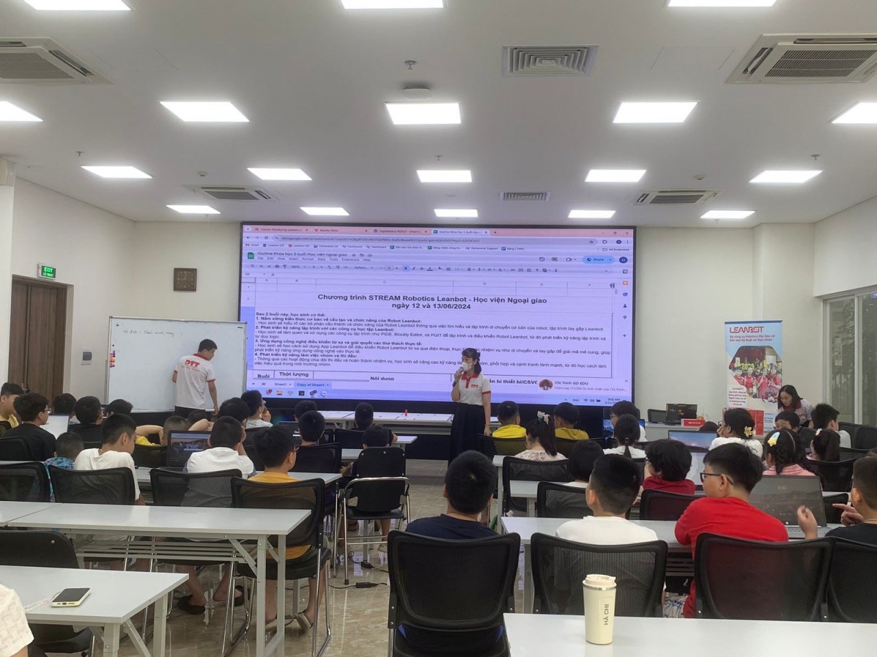 Sôi nổi những lớp học lý thú dành cho trẻ em tại Trại Hè DAV 2024 Sôi nổi những lớp học lý thú dành cho trẻ em tại Trại Hè DAV 2024