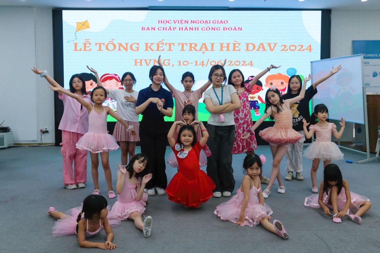 Sôi nổi những lớp học lý thú dành cho trẻ em tại Trại Hè DAV 2024 Sôi nổi những lớp học lý thú dành cho trẻ em tại Trại Hè DAV 2024