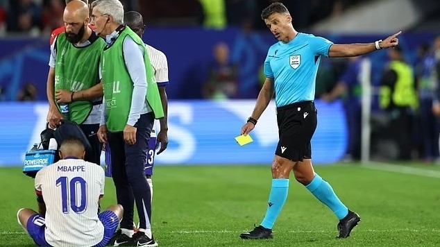 Mbappe dính thẻ vàng bởi hành động chưa từng thấy