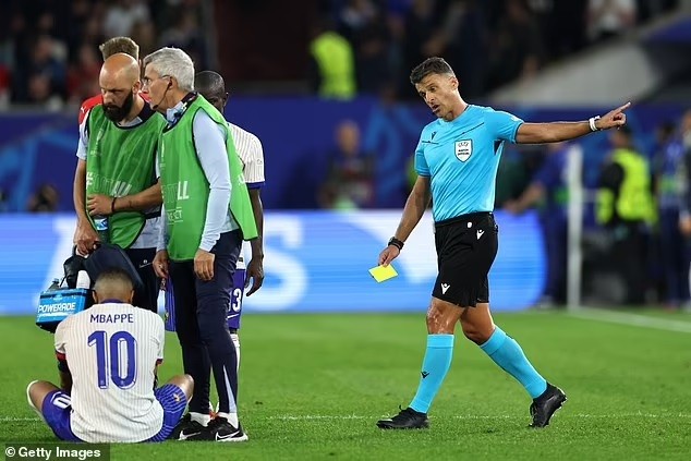 Mbappe dính thẻ vàng bởi hành động chưa từng thấy Mbappe dính thẻ vàng bởi hành động chưa từng thấy