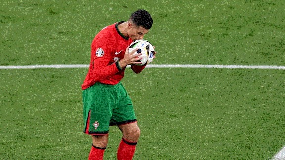 Cristiano Ronaldo lập kỷ lục khó xô đổ ở VCK EURO