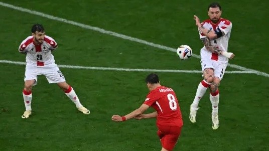 Tài năng 19 tuổi Arda Guler lập siêu phẩm vào lưới Georgia