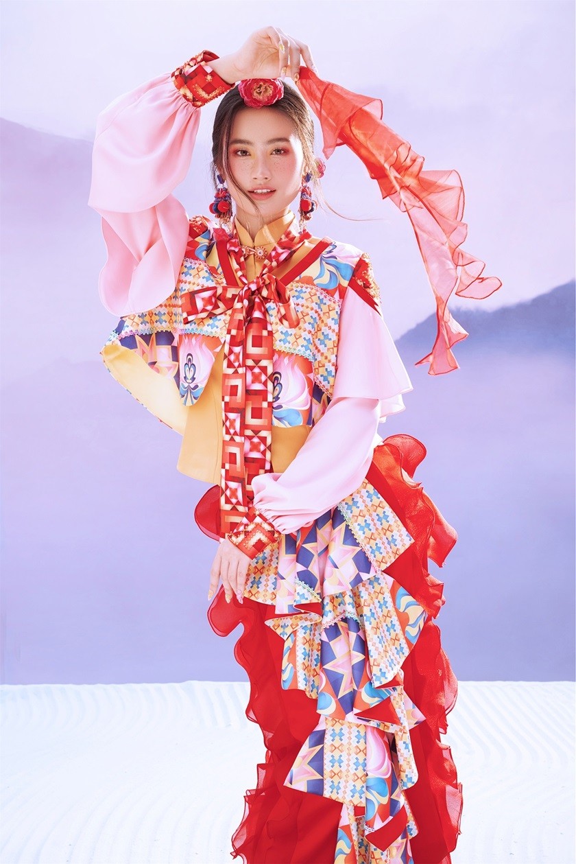 Sau khi về nước, Hoa hậu Ý Nhi đắt show đi sự kiện và nhận nhiều lời mời hợp tác từ các nhà thiết kế. Hoa hậu Thế giới Việt Nam 2023 vừa làm mẫu ảnh thể hiện bộ sưu tập thời trang Hoa hậu Ý Nhi và hai Á hậu làm mẫu, giới thiệu bộ sưu tập đậm nét văn hóa vùng cao Tây Bắc