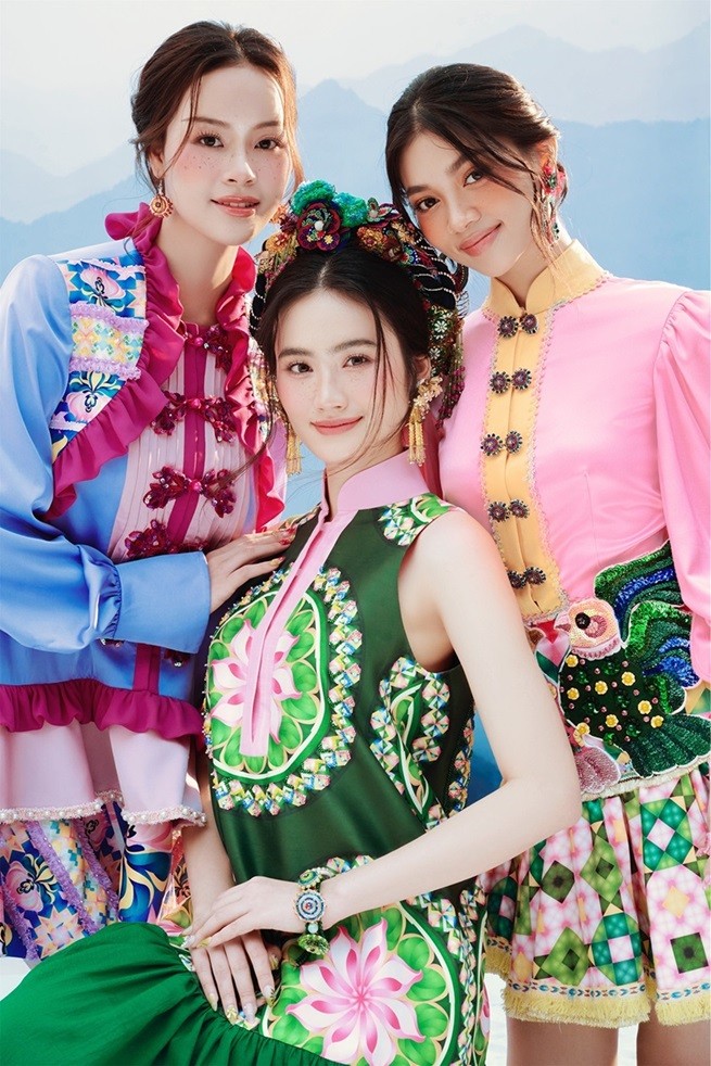 Bộ ảnh Hoa hậu Ý Nhi và hai Á hậu bộ sưu tập mang đậm nét văn hóa vùng cao Bộ ảnh Hoa hậu Ý Nhi và hai Á hậu bộ sưu tập mang đậm nét văn hóa vùng cao