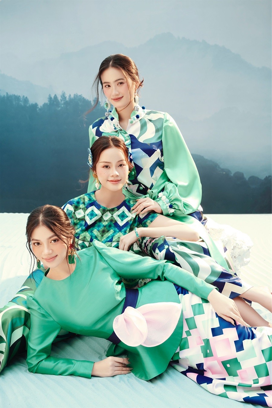 Bộ ảnh Hoa hậu Ý Nhi và hai Á hậu bộ sưu tập mang đậm nét văn hóa vùng cao Bộ ảnh Hoa hậu Ý Nhi và hai Á hậu bộ sưu tập mang đậm nét văn hóa vùng cao