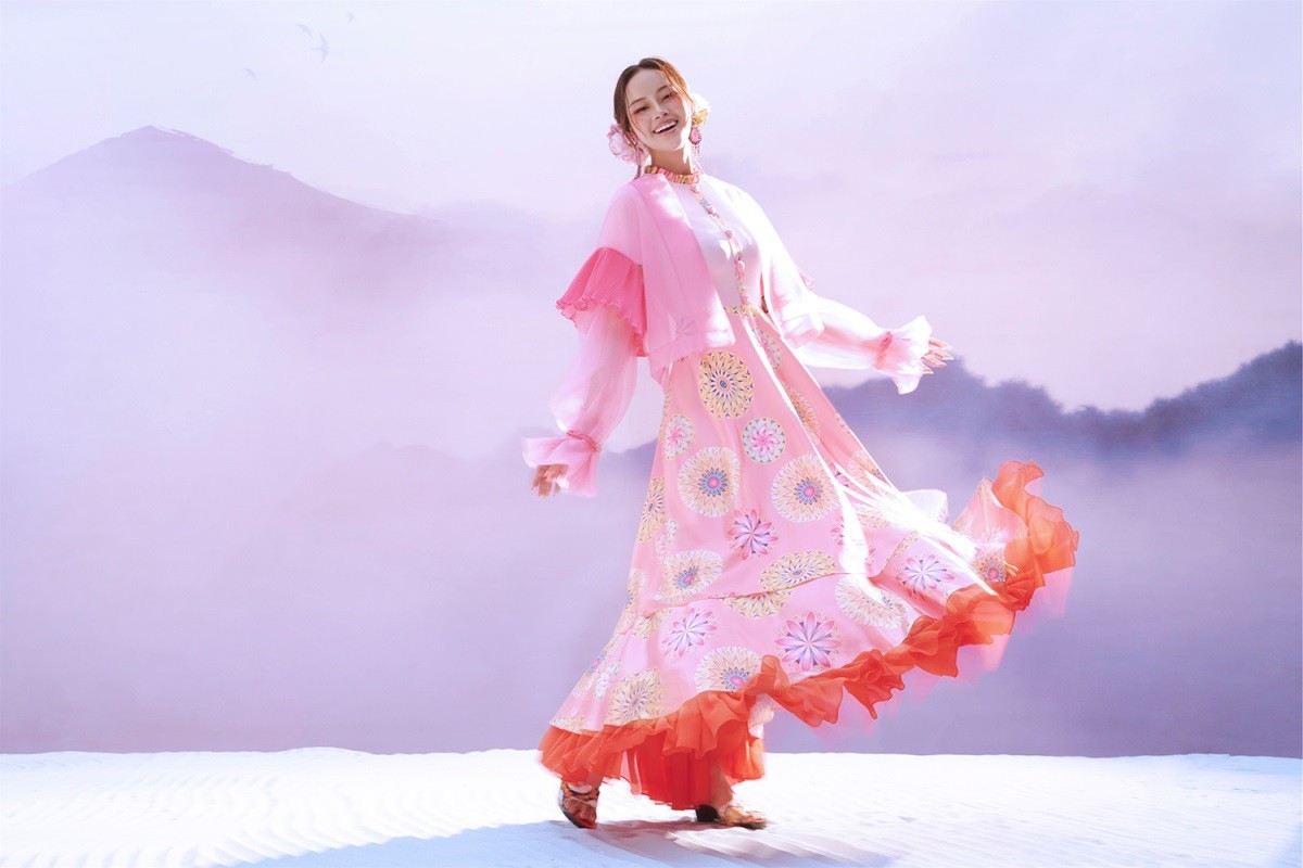 Bộ ảnh Hoa hậu Ý Nhi và hai Á hậu bộ sưu tập mang đậm nét văn hóa vùng cao Bộ ảnh Hoa hậu Ý Nhi và hai Á hậu bộ sưu tập mang đậm nét văn hóa vùng cao