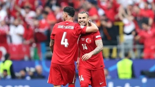 Trung vệ tuyển Thổ Nhĩ Kỳ Samet Akaydin mắc lỗi trang phục hài hước khó đỡ