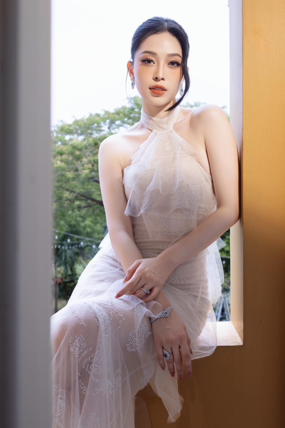 Á hậu Phương Nga