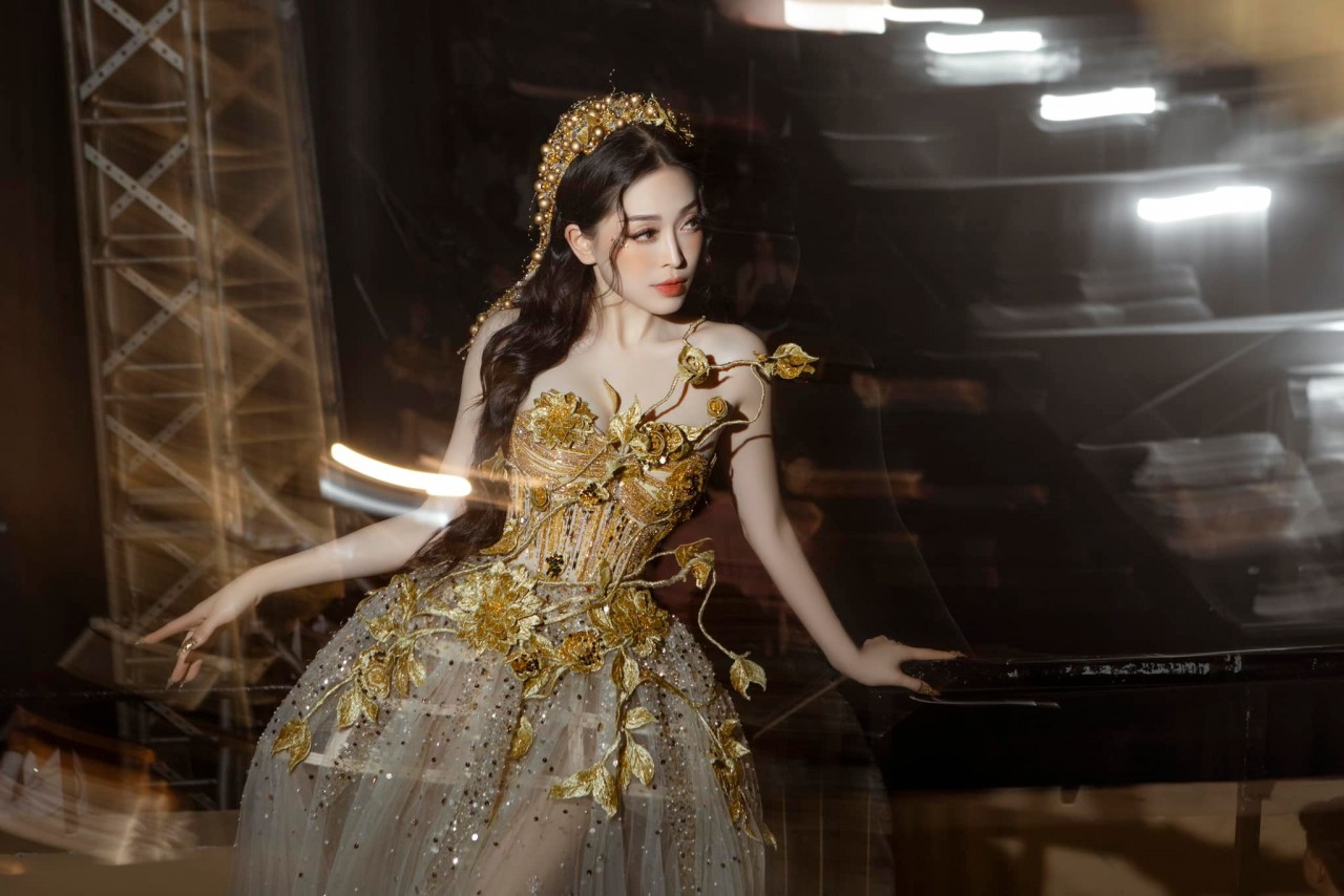 Á hậu Phương Nga