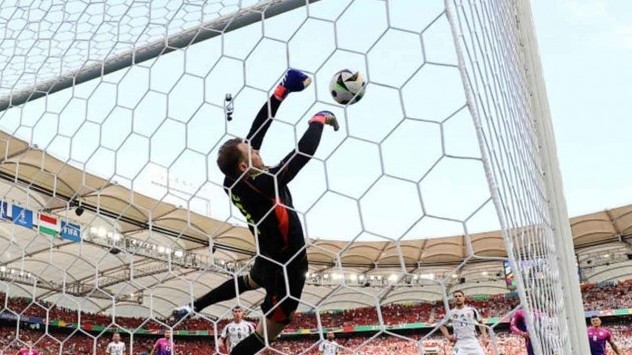 Manuel Neuer xuất thần cản phá pha đá phạt của đội trưởng tuyển Hungary Dominik Szoboszlai
