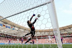 Manuel Neuer xuất thần cản phá pha đá phạt của đội trưởng tuyển Hungary Dominik Szoboszlai