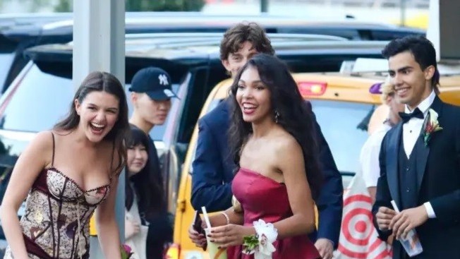 Hình ảnh Suri Cruise rạng rỡ cùng diện mạo tông màu tím tới tiệc chia tay tuổi học sinh