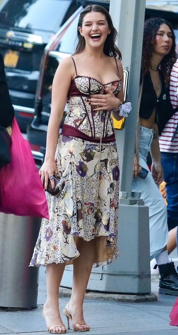 Hình ảnh Suri Cruise rạng rỡ cùng diện mạo tông tím tới tiệc chia tay tuổi học sinh