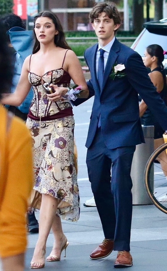 Hình ảnh Suri Cruise rạng rỡ cùng diện mạo tông tím tới tiệc chia tay tuổi học sinh