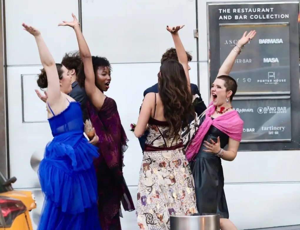 Hình ảnh Suri Cruise rạng rỡ cùng diện mạo tông tím tới tiệc chia tay tuổi học sinh