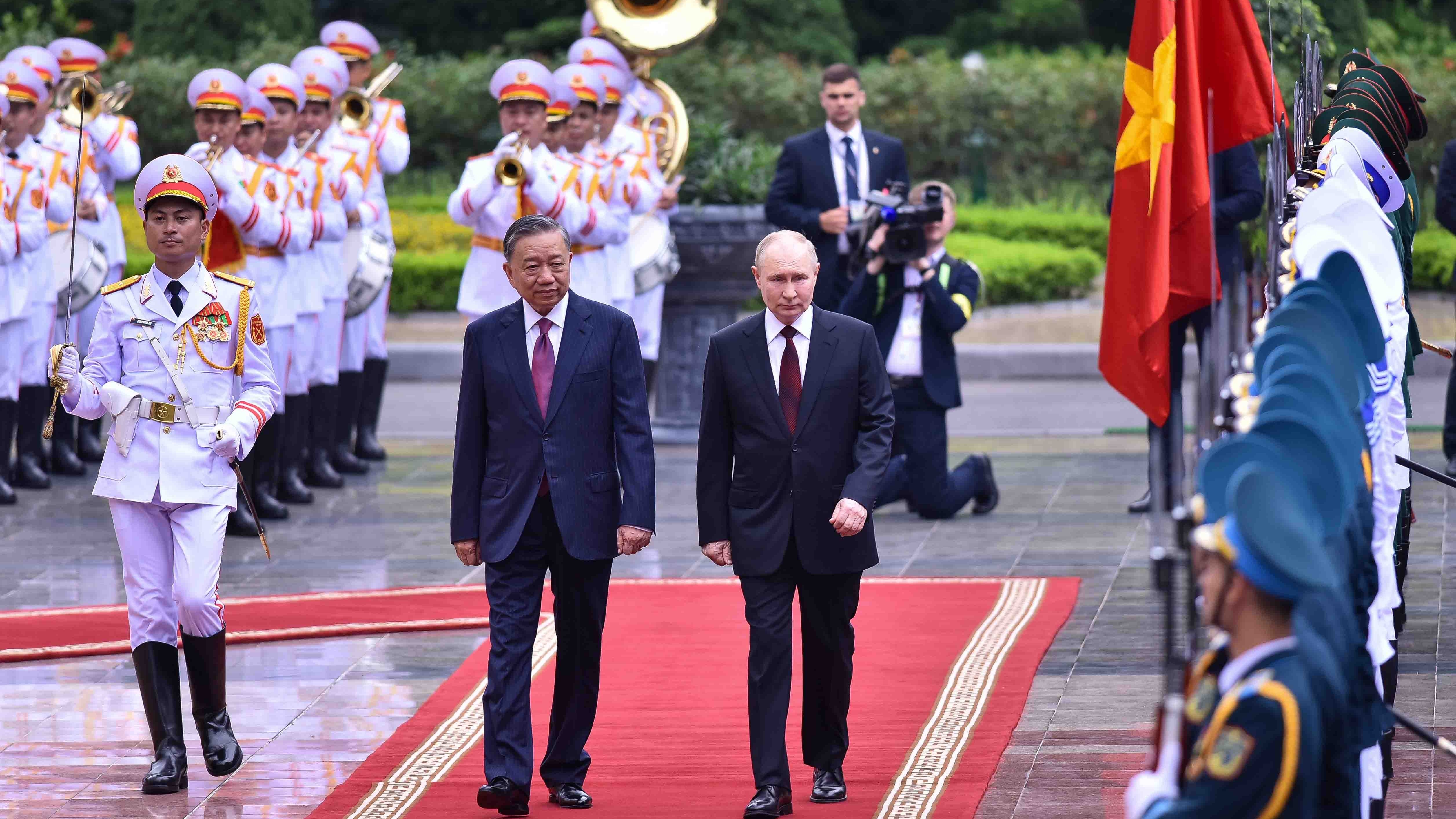 Đại bác rền vang chào đón Tổng thống Nga Vladimir Putin thăm cấp Nhà nước tới Việt Nam