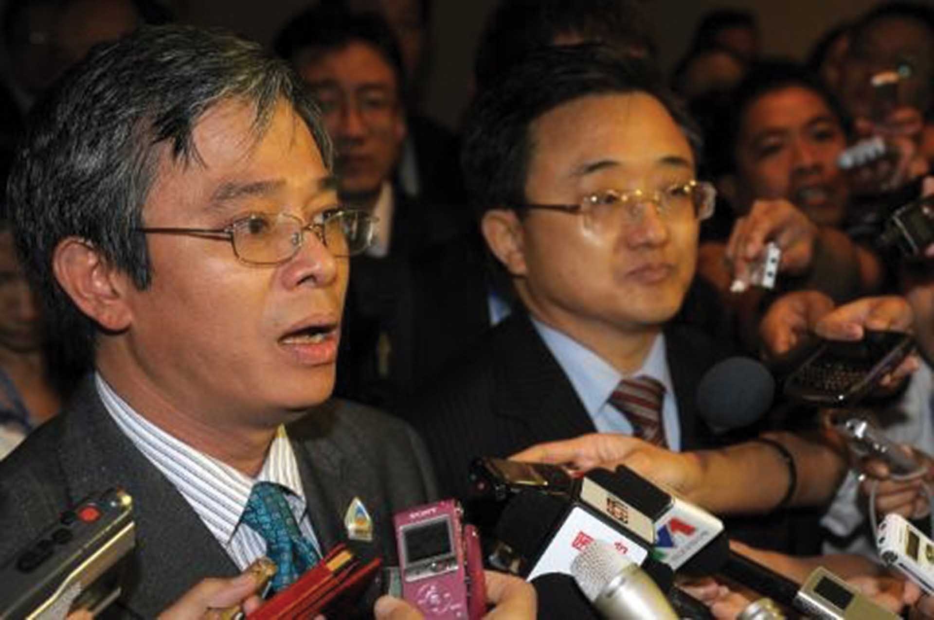 Trưởng SOM ASEAN Việt Nam Phạm Quang Vinh trả lời phỏng vấn báo chí bên lề hội nghị các quan chức cấp cao ASEAN năm 2011 tại Indonesia. (Ảnh: Reuters)