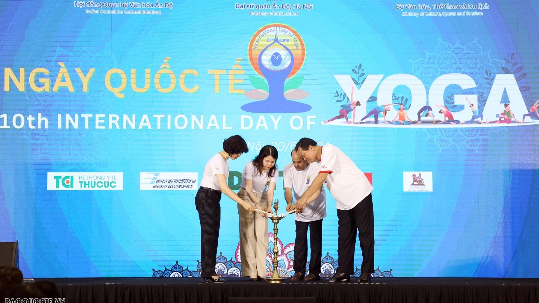 Hàng trăm người tham dự Ngày quốc tế Yoga lần thứ 10