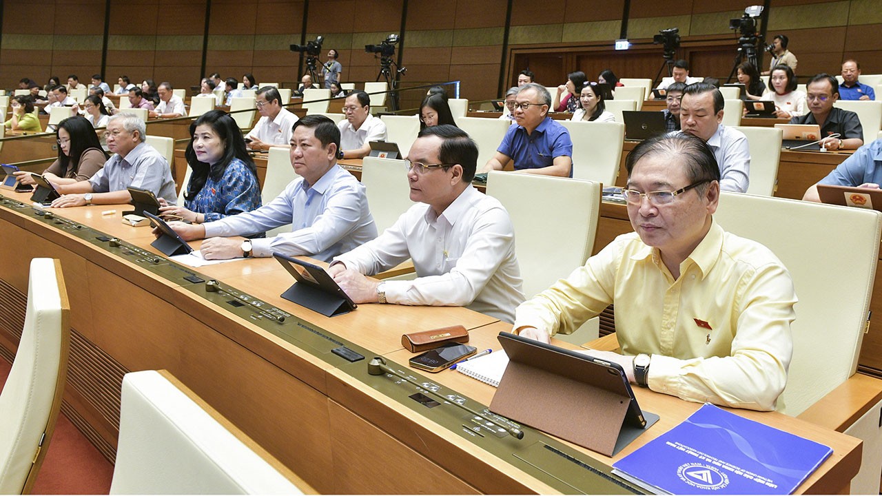 Hôm nay 21/6, Quốc hội thông qua Luật Lưu trữ (sửa đổi), thảo luận Luật Tư pháp người chưa thành niên, Luật Đất đai Hôm nay 21/6, Quốc hội thông qua Luật Lưu trữ (sửa đổi), thảo luận Luật Tư pháp người chưa thành niên, Luật Đất đai