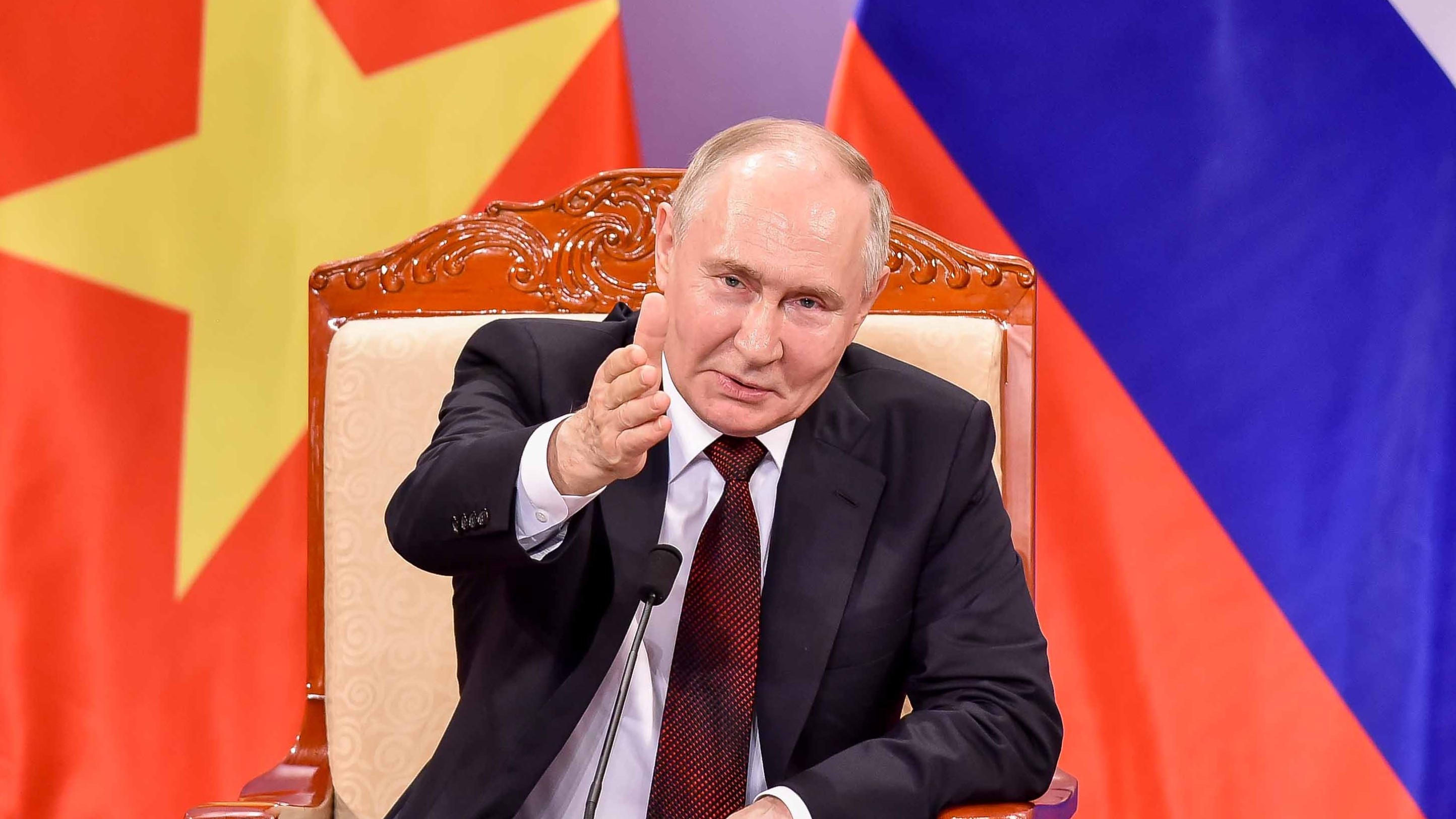 Tổng thống Putin bận rộn làm gì trong hai ngày ở Việt Nam?