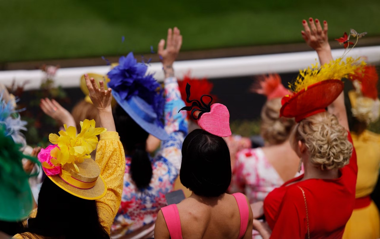 Royal Ascot 2024: Những chiếc mũ có một không 2 tại lễ đua ngựa thường niên của Hoàng gia Anh Royal Ascot 2024: Những chiếc mũ có một không 2 tại lễ đua ngựa thường niên của Hoàng gia Anh