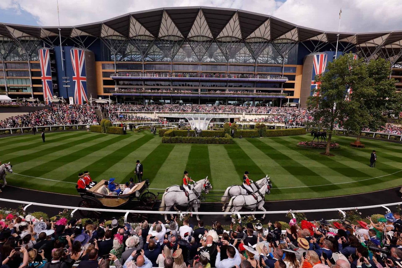 Royal Ascot 2024: Những chiếc mũ có một không 2 tại lễ đua ngựa thường niên của Hoàng gia Anh Royal Ascot 2024: Những chiếc mũ có một không 2 tại lễ đua ngựa thường niên của Hoàng gia Anh