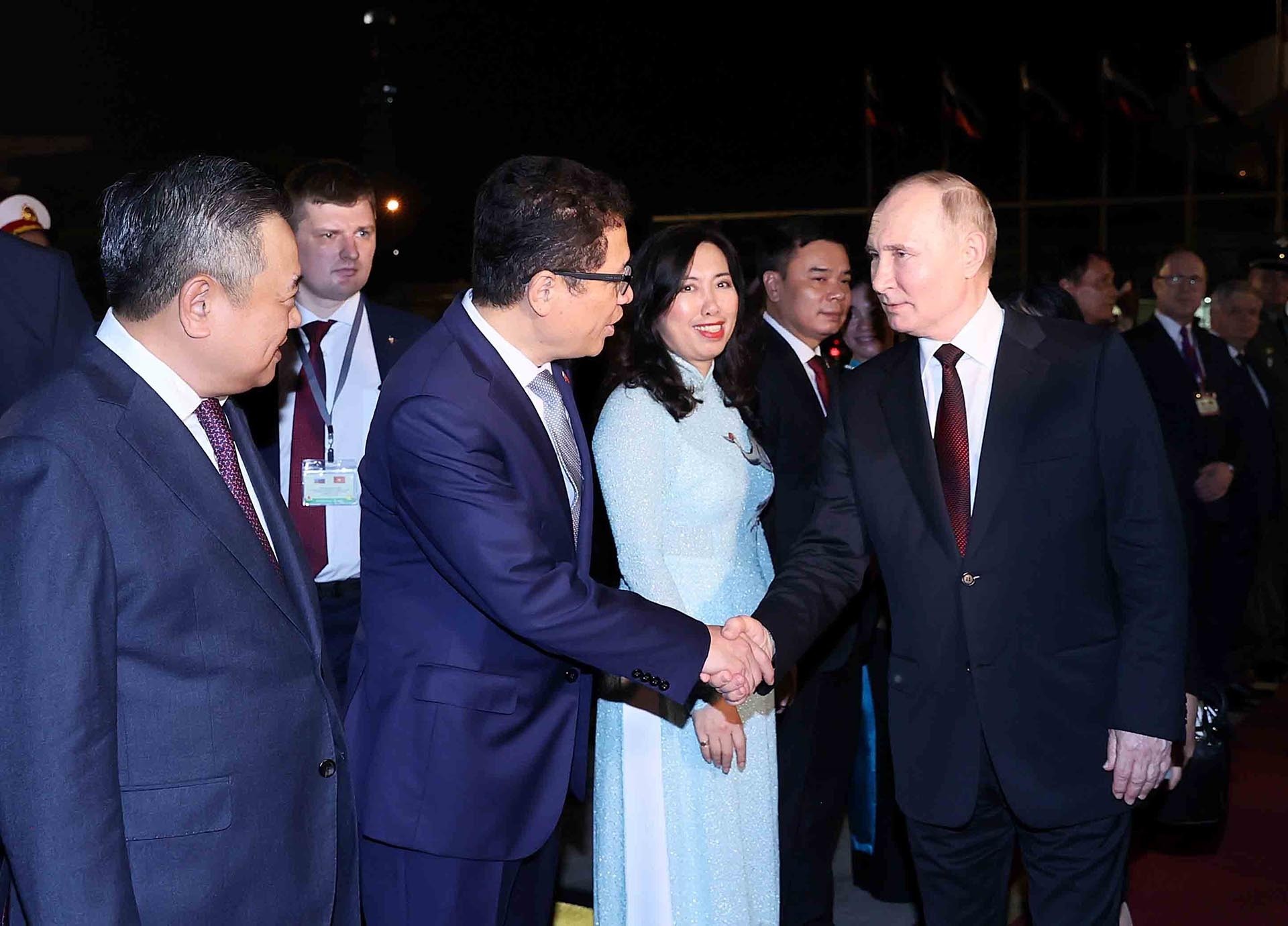 Đại biểu Việt Nam tiễn Tổng thống Liên bang Nga Vladimir Putin tại sân bay quốc tế Nội Bài, Hà Nội. (Nguồn: TTXVN) Đại biểu Việt Nam tiễn Tổng thống Liên bang Nga Vladimir Putin tại sân bay quốc tế Nội Bài, Hà Nội. (Nguồn: TTXVN)