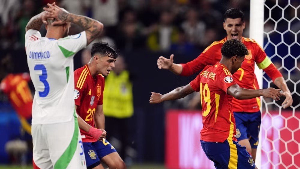 Xuất hiện pha phản lưới nhà đầu tiên của đội tuyển Italy tại VCK EURO